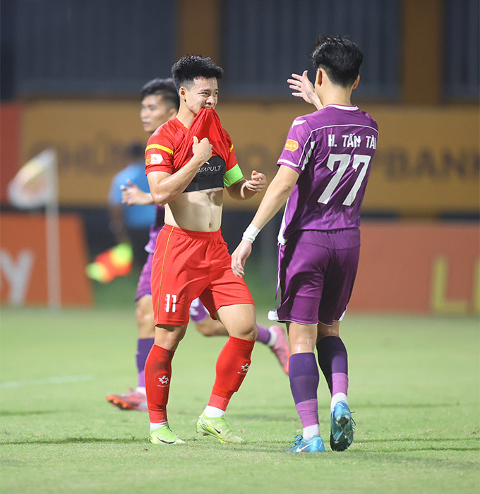 Thanh Nhàn đá hỏng penalty trong trận gặp Becamex TP.HCM - Ảnh: Minh Tuấn 