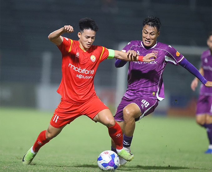 Thanh Nhàn và Hồng Quân là 2 cầu thủ ghi bàn ở trận hòa 1-1 của PVF-CAND và Becamex TP.HCM - Ảnh: Minh Tuấn 