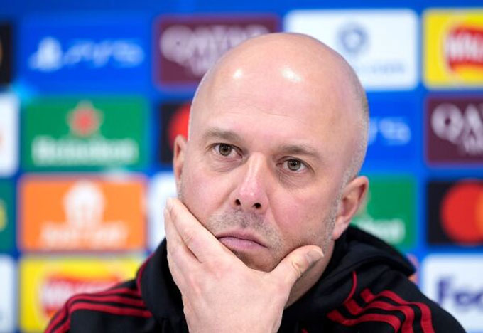 HLV Arne Slot đứng trước áp lực cực lớn