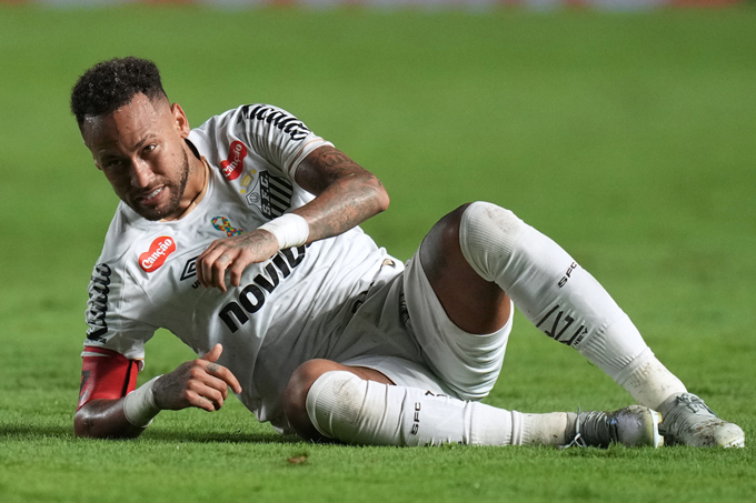 Neymar vừa có những lời lẽ không phù hợp với trọng tài