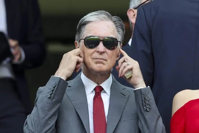 John W. Henry, chủ sở hữu chính của FSG, đang đối mặt với một vấn đề nan giải tại Liverpool