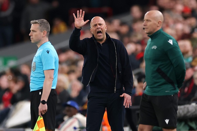 Chiếc ghế của Arne Slot đang trở nên bấp bênh