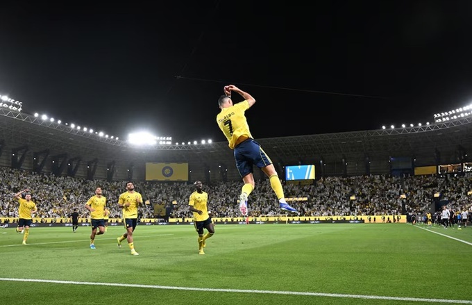 CR7 ăn mừng sau khi lập cú đúp vào lưới của Al Najma