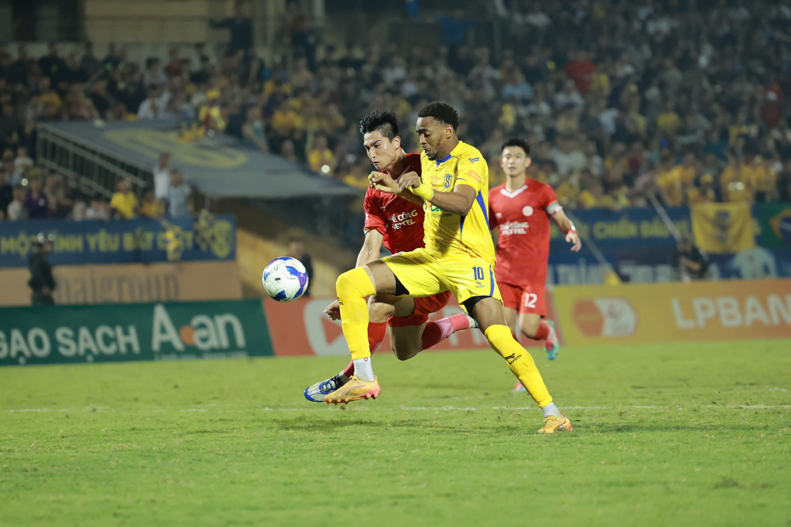 Các cầu thủ SLNA (áo vàng) bất ngờ mở tỉ số từ rất sớm