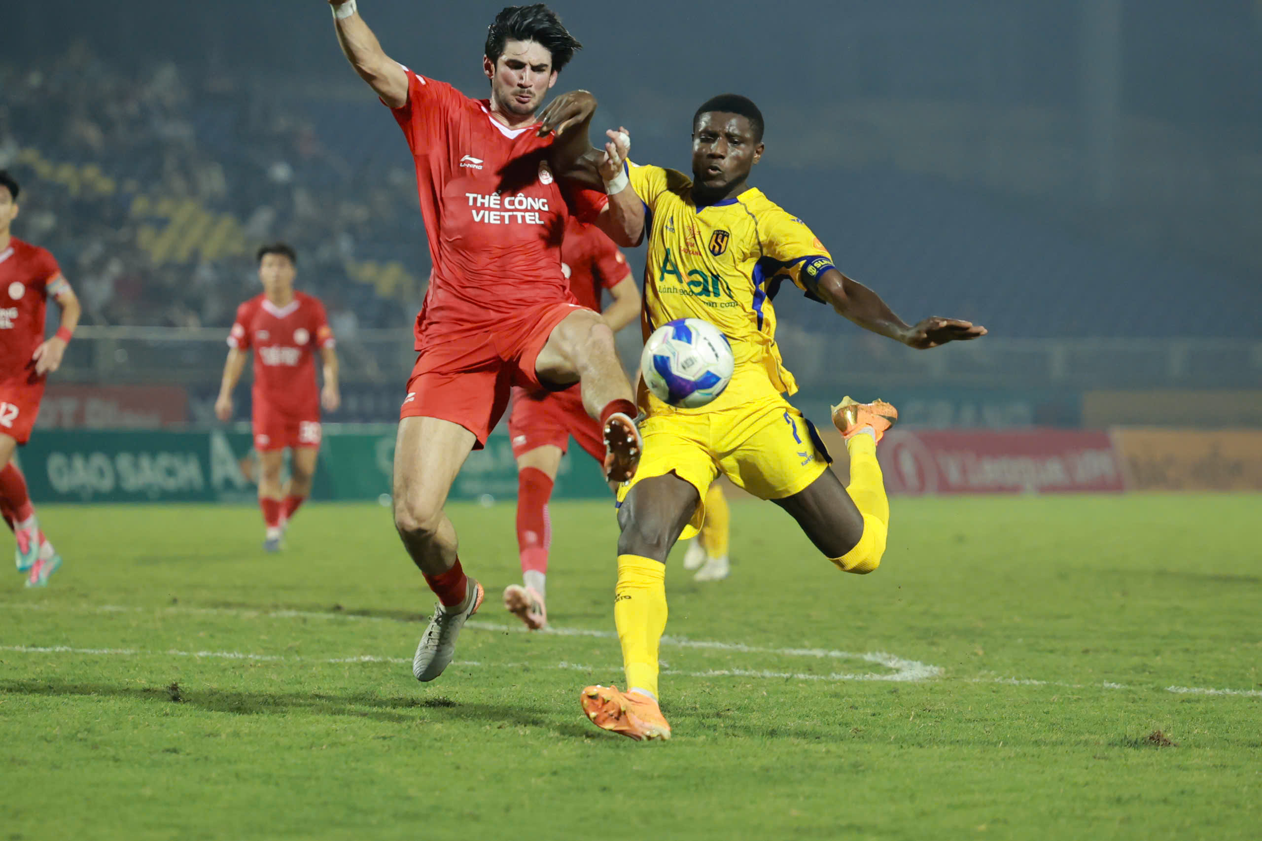 Trung vệ Việt kiều Mỹ Kyle Colonna (áo đỏ) góp công lớn trong bàn gỡ hoà 1-1 của Thể Công Viette