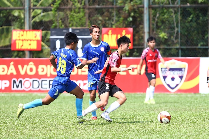 Becamex TP.HCM (áo đỏ) chơi không quá vượt trội so với Đák Lắk. ảnh: Nguyễn Khánh 
