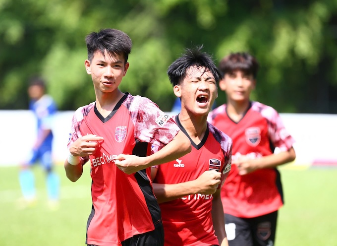 Becamex TP.HCM phấn khích khi có bàn thắng. Ảnh: Nguyễn Khánh 