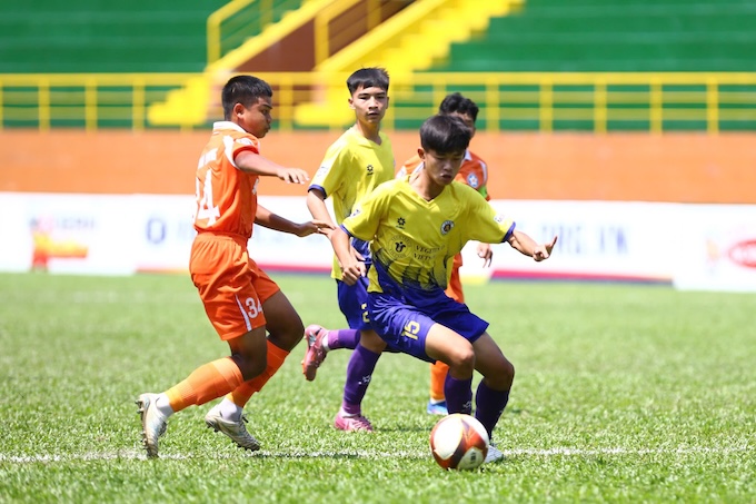 Cầu thủ Hà Nội (áo vàng) và SHB Đà Nẵng cùng đưa nhau vào tứ kết. Ảnh: Nguyễn Khánh