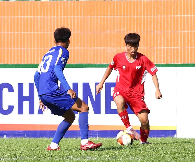 PVF (áo đỏ) vượt trội hoàn toàn so với Cần Thơ - Ảnh: Nguyễn Khánh