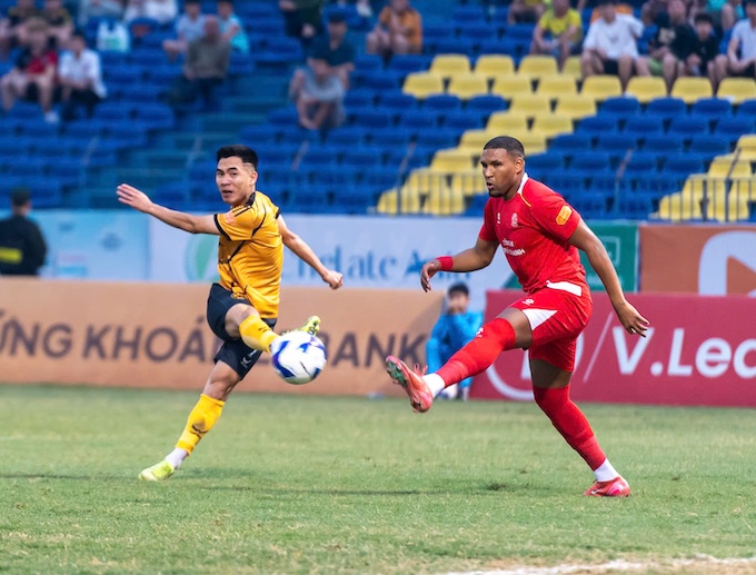 Ngay từ phút thứ 8, Bá Tiến đã có cú sút thành bàn cho Thanh Hóa. Ảnh: CTV 