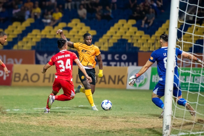 Rimario trong một pha áp đảo khung thành thủ môn Lê Giang. Ảnh: CTV 