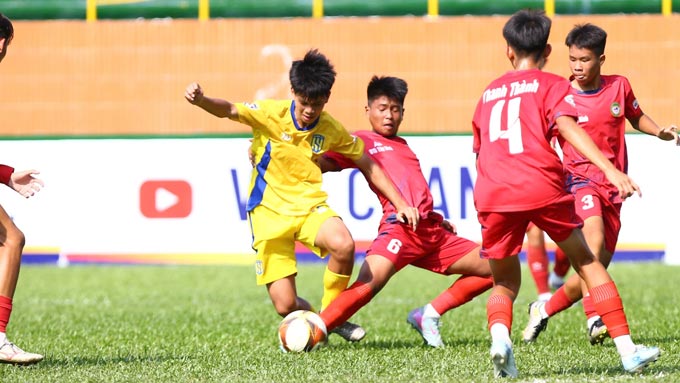 U15 SLNA (áo vàng) đã giành chiến thắng cả 2 trận. Ảnh: Nguyễn Khanh