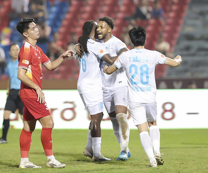 Xuân Son ghi bàn, kiến tạo - Ảnh: Đức Cường