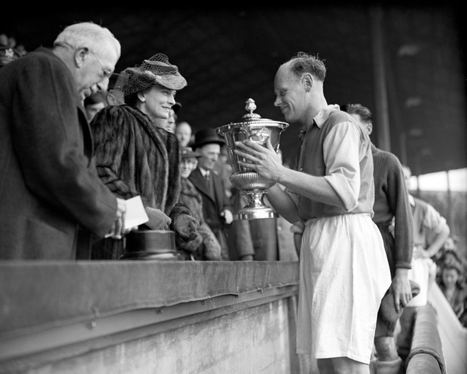 George Male nhận Cúp Chiến tranh Liên đoàn Bóng đá (miền Nam) sau trận chung kết năm 1953 giữa Arsenal và Charlton tại Wembley