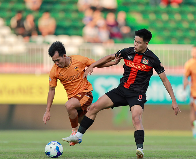 HAGL sớm vượt lên dẫn trước bằng pha lập công của Đình Lâm - Ảnh: Minh Trần 