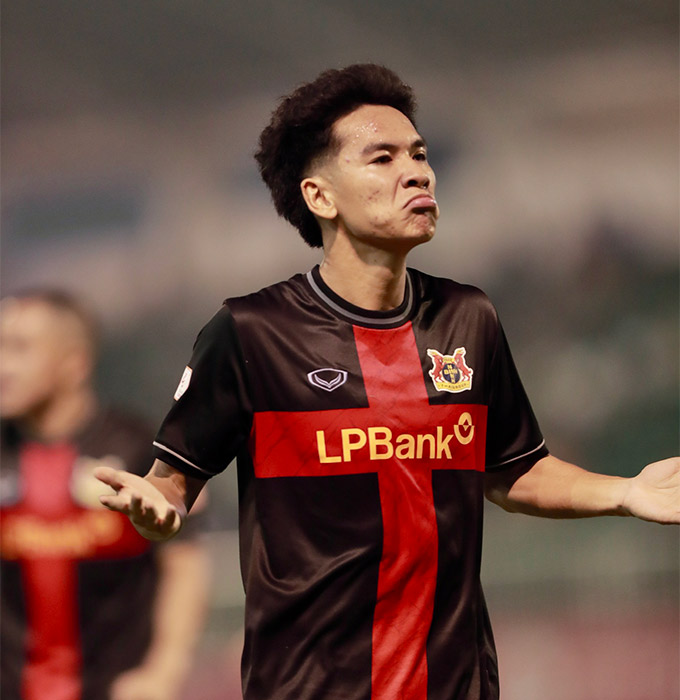 Lê Văn Thuận tỏa sáng khi mang về quả penalty và bàn thắng giúp Ninh Bình ngược dòng đánh bại HAGL - Ảnh: Minh Trần 