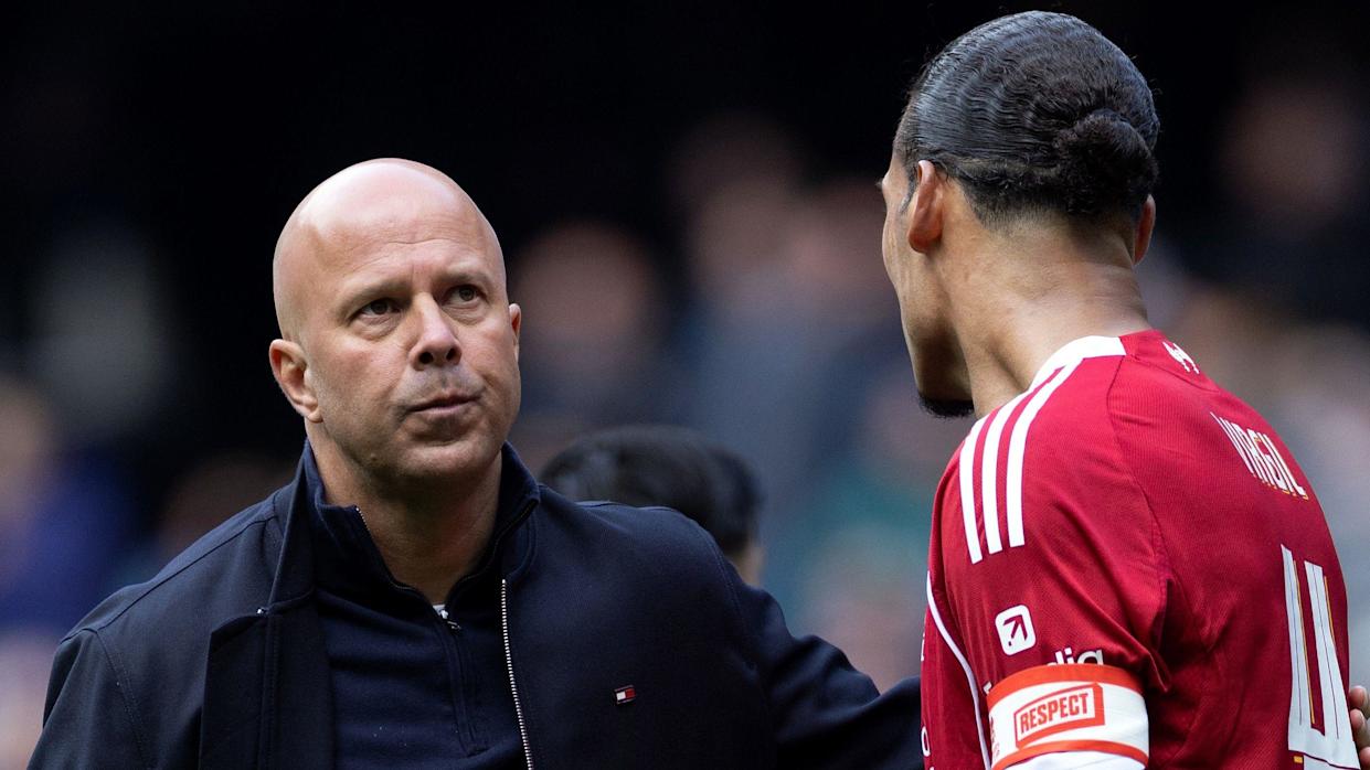 Slot chứng kiến Liverpool thảm bại nhưng không thể làm gì