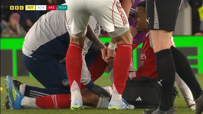 Gabriel bị đau ở phút 70. Ảnh - BBC Sport