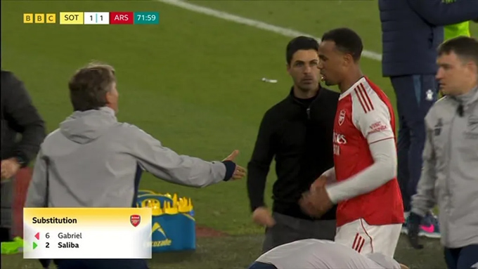 HLV Arteta tỏ ra lo lắng cho cậu học trò. Ảnh - BBC Sport