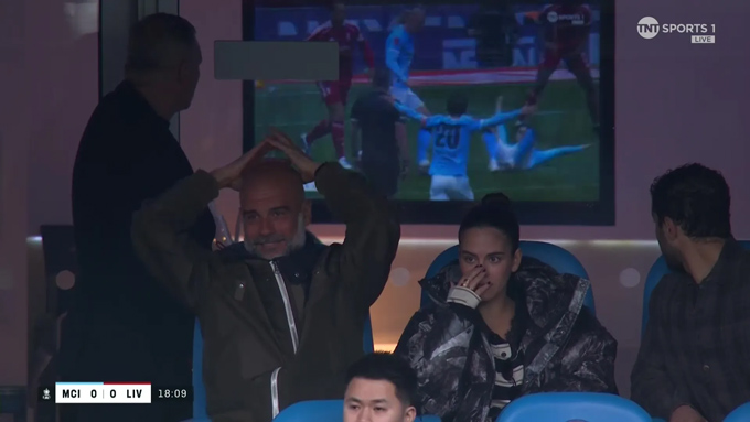 Maria ngồi cạnh Pep ở trận đấu giữa Man City và Liverpool. Ảnh - TNT Sports