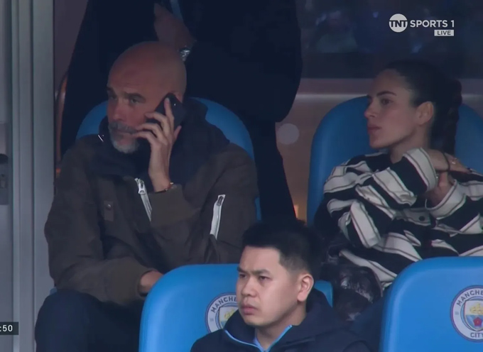 Maria thành tâm điểm chú ý ở khán đài VIP. Ảnh - TNT Sports