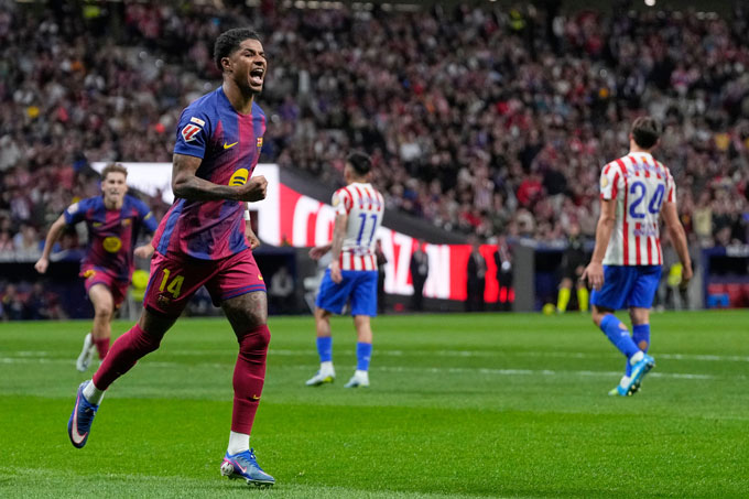 Rashford vừa ghi bàn trong chiến thắng của Barca trước Atletico