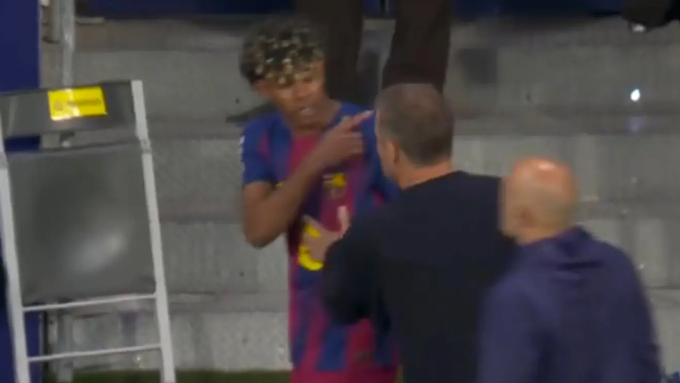 Yamal tranh cãi với HLV Flick. Ảnh - DAZN