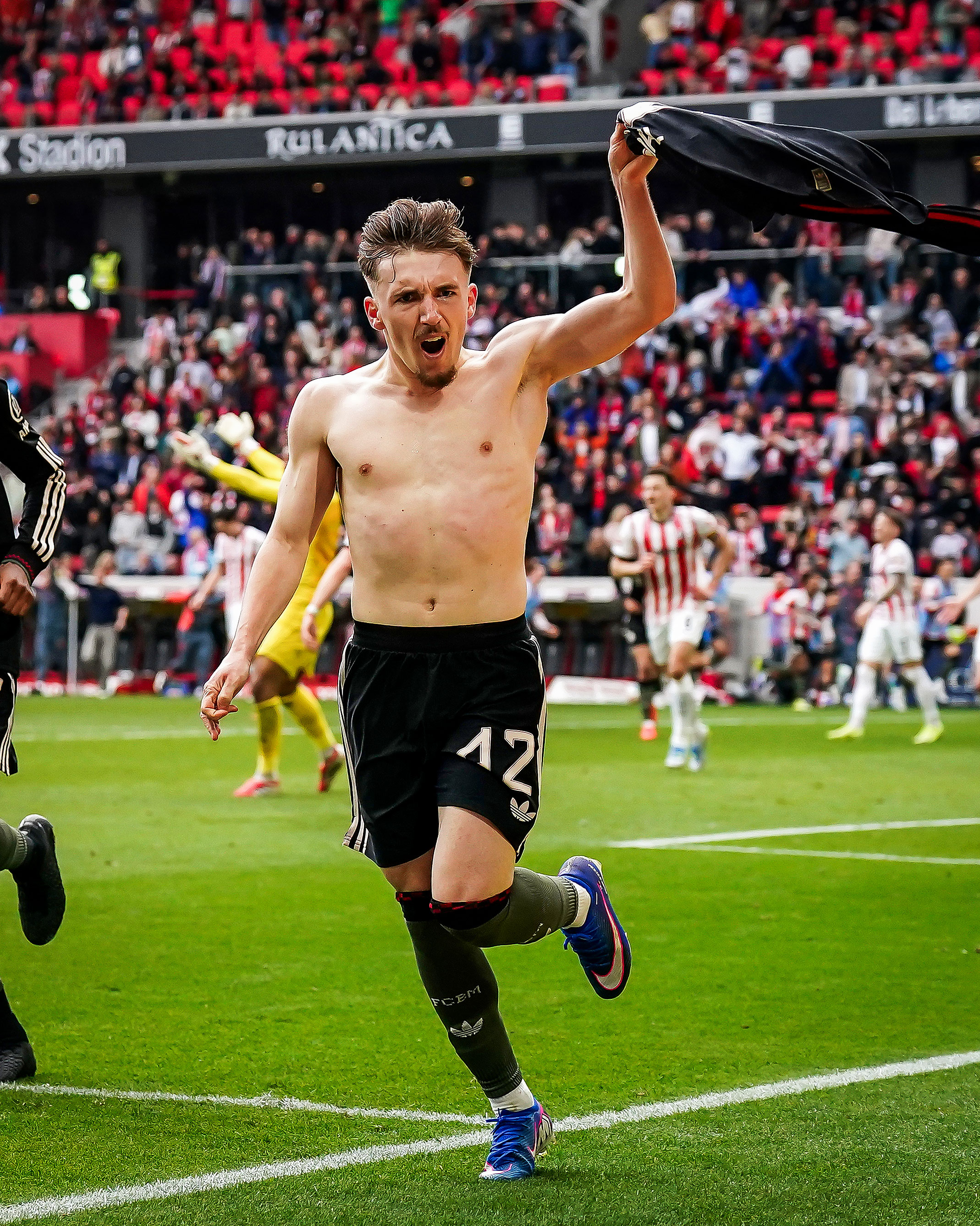 Karl cởi áo ăn mừng phấn khích - Ảnh: @ActuFoot