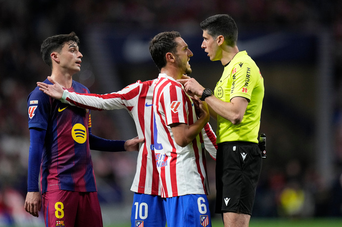Trọng tài Mateo Busquets có nhiều quyết định gây tranh cãi 