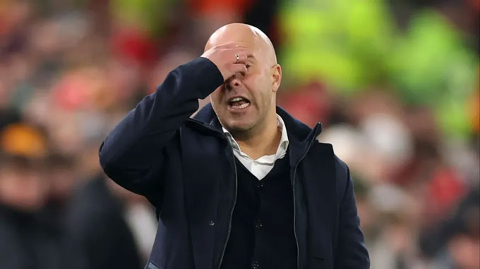 Arne Slot vừa cùng Liverpool hứng chịu thất bại nặng nề