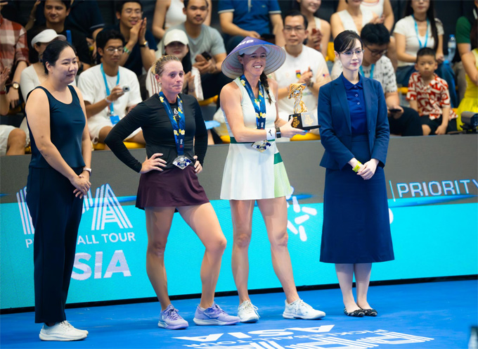 Kaitlyn Christian (thứ hai từ phải qua) đội nón lá nhận cúp vô địch