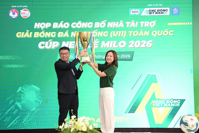 Chiếc cúp vô địch của giải. Ảnh: BTC