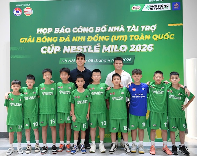 Hai tuyển thủ Duy Mạnh và Tuấn Hải có ma95t để cổ vũ tinh thần các cầu thủ nhí. Ảnh: BTC 