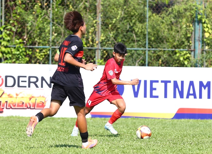 Các cầu thủ trẻ Tây Ninh đã chơi vượt trội hơn trong hiệp một. Ảnh: Nguyễn Khánh 