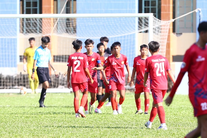Các cầu thủ U15 Tây Ninh giành vé vào tứ kết. Ảnh: Nguyễn Khánh 