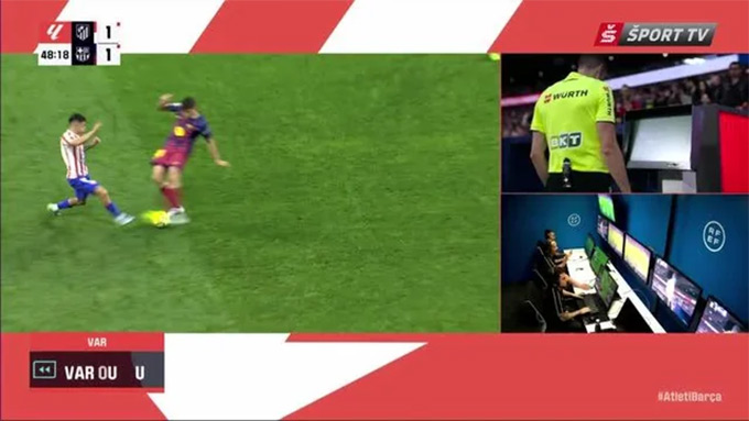 VAR 'bẻ còi' giúp Martin thoát thẻ đỏ