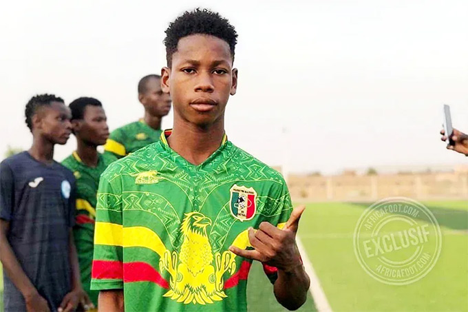 Barca và PSG đại chiến vì Aboubakar Maiga