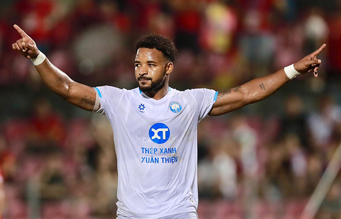 Xuân Son bỏ lỡ cơ hội đáng tiếc tại V.League - Ảnh: Đức Cường