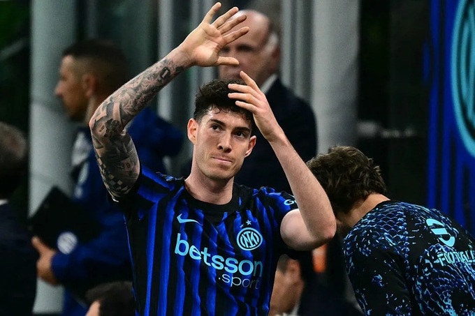 Trung vệ Alessandro Bastoni của Inter đang là mục tiêu săn đuổi của Barca