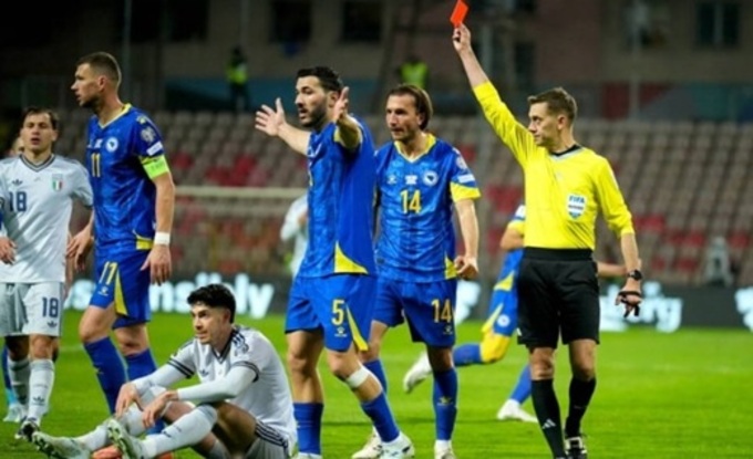Chiếc thẻ đỏ trong trận đấu với Bosnia ở chung kết play-off tranh vé dự World Cup 2026 khiến Bastoni bị người Italia coi là "tội đồ"