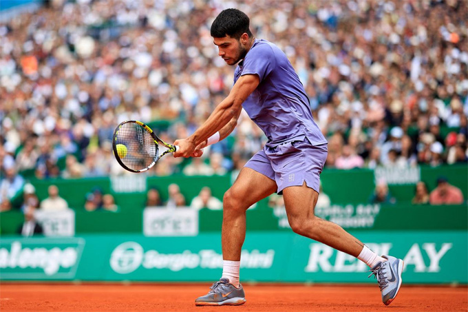 Carlos Alcaraz thắng 84,4% số trận trên mặt sân đất nện. Ảnh: ATP