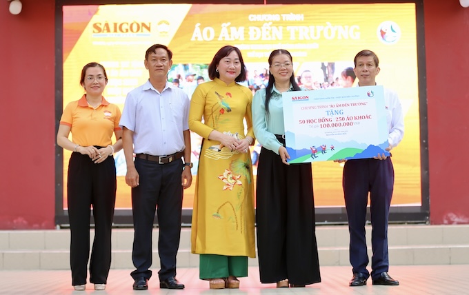 Báo SSGP trao tặng học bổng cho trưởng THPT năng khiếu TDTT Bình Chánh. ảnh: Dũng Phương