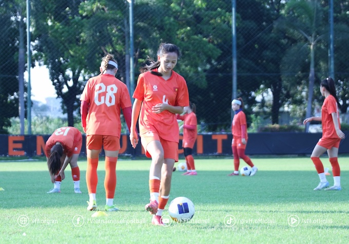 Các tuyển thủ U20 nữ Việt Nam tập luyệ trước trận đấu - Ảnh: VFF 
