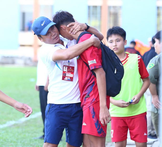 Áp Tô Sa Li và HLV Phạm Kim Sơn