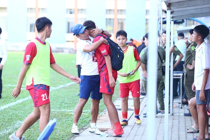 Khoảnh khắc HLV Phạm Kim Sơn ôm lấy học trò Áp Tô Sa Li đã gây xúc động mạnh với những người xung quanh