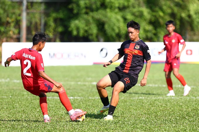 Ở trận đấu cuối cùng, U15 Tây Ninh (áo đỏ) phải đối đầu với Ninh Bình để tranh vé đi tiếp