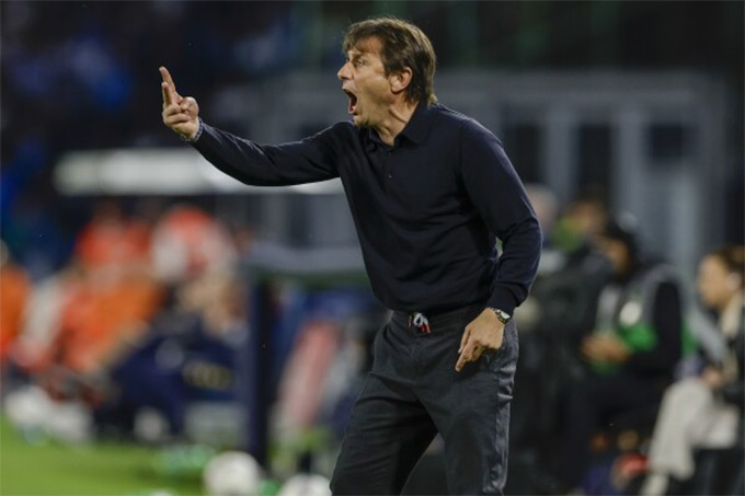 HLV Conte vừa giúp Napoli đánh bại Milan