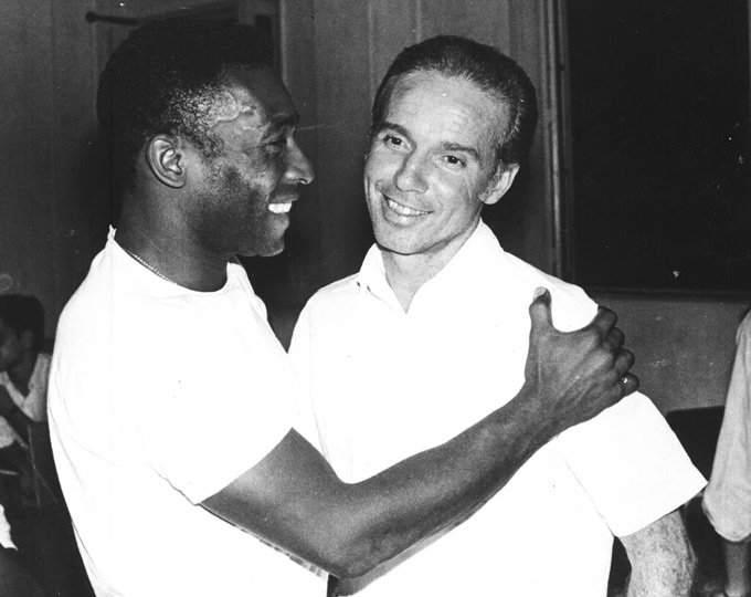 Pele (trái) và Zagallo chung một khung hình