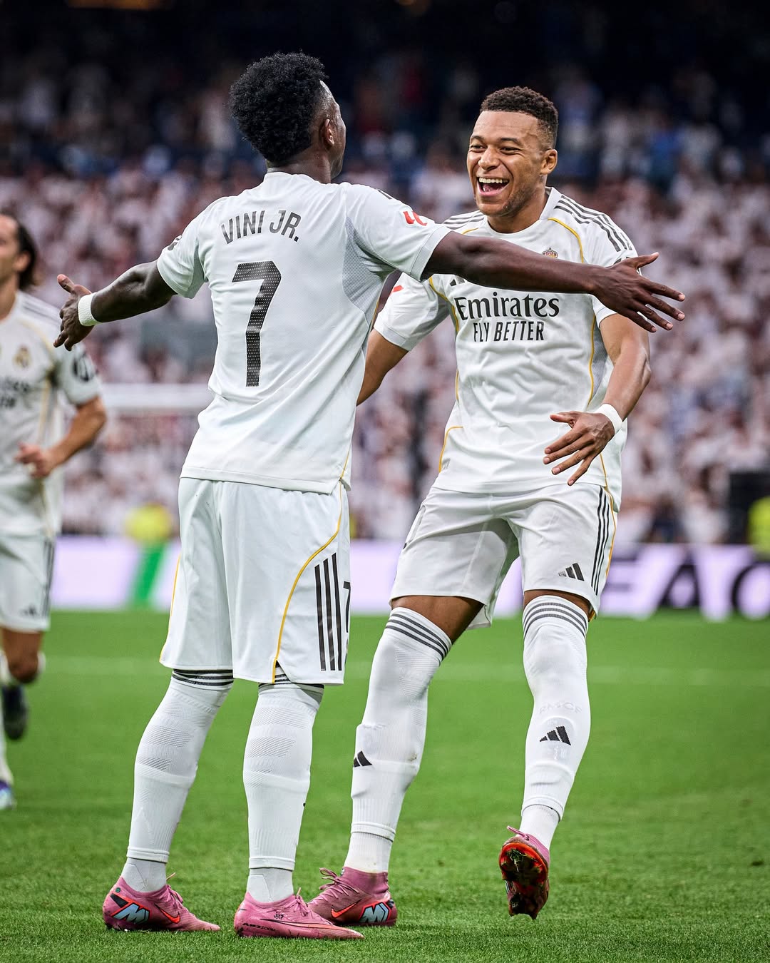 Serge Gnabry đánh giá cao hàng công của Real với Mbappe và Vinicius