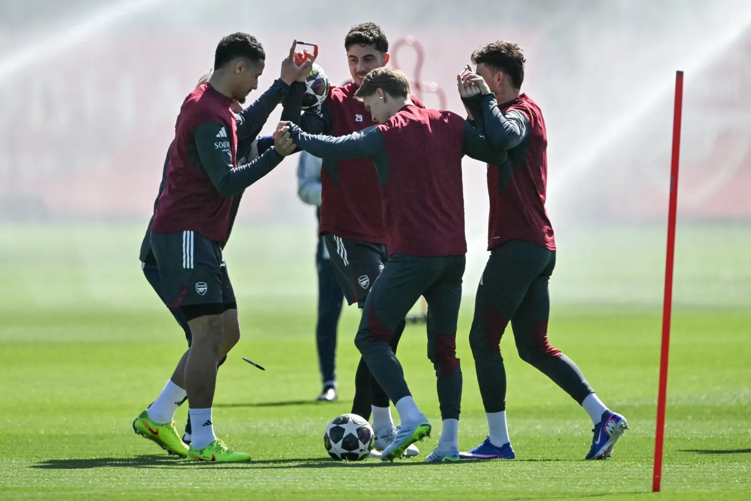 Dàn sao Arsenal tập luyện "chiêu" với bút chì - Ảnh: The Sun